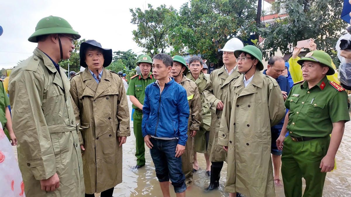 Bí thư Thành ủy Lê Ngọc Quang (bên trái) ghi nhận tinh thần chủ động, trách nhiệm của lực lượng công an, quân đội, dân quân và các tổ chức đoàn thể trong việc bám sát địa bàn, “4 tại chỗ”, kịp thời hỗ trợ người dân vượt qua khó khăn. Ảnh: Nguyễn Tú.