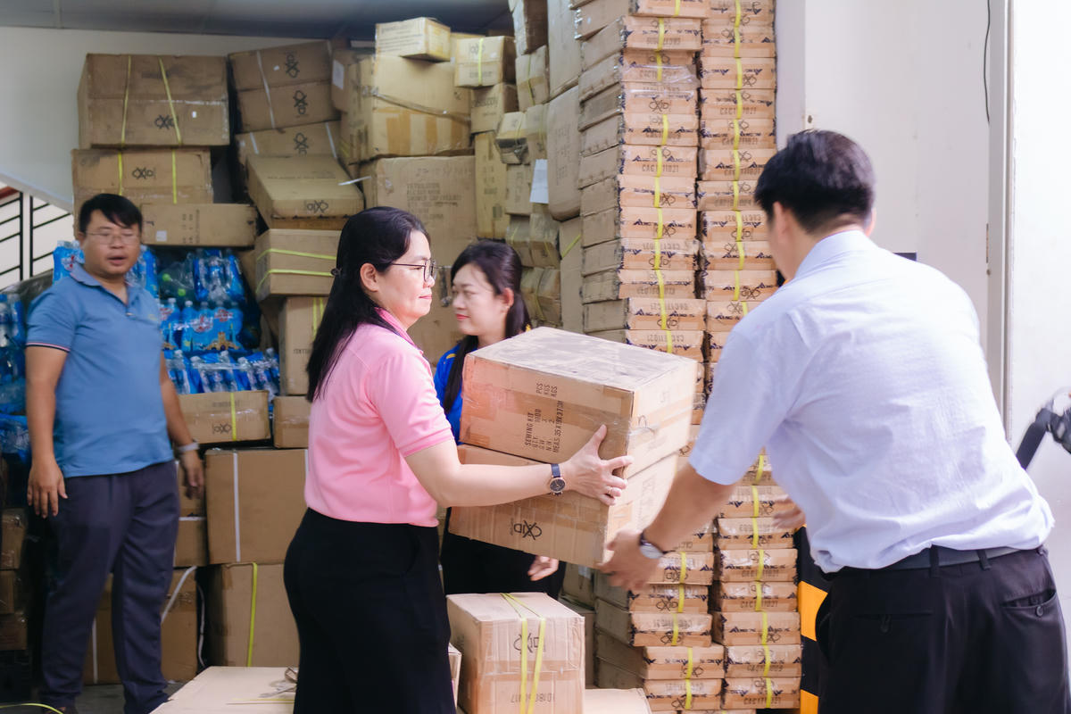 Hàng cứu trợ được đưa ra từ kho hàng cơ quan Mặt trận TP Hồ Chí Minh để vận chuyển ra ga Sóng Thần. Ảnh: A.H.