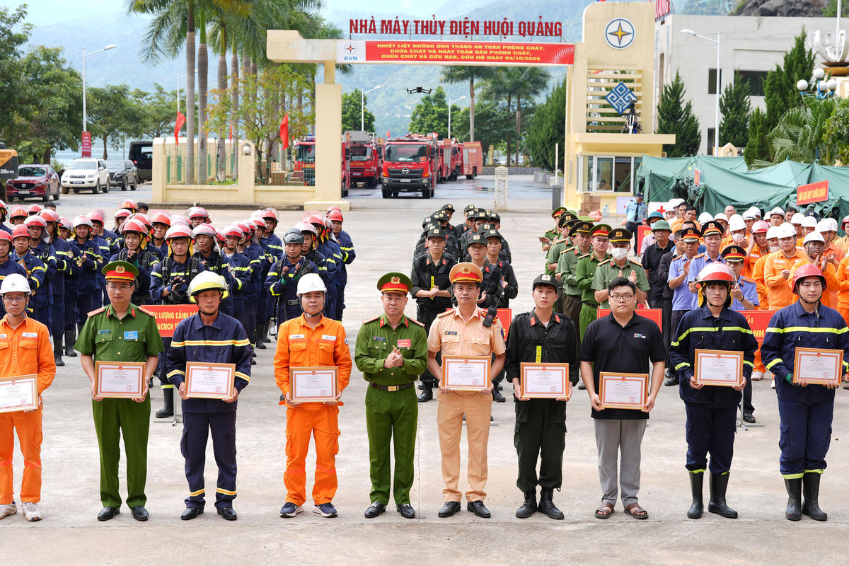 Các tập thể, cá nhân được Giám đốc Công an tỉnh Sơn La khen thưởng. Ảnh: C.T.