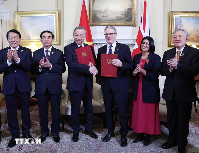 Tổng Bí thư Tô Lâm và Thủ tướng Liên hiệp Vương quốc Anh và Bắc Ireland Keir Starmer trao Tuyên bố chung về nâng cấp quan hệ Việt Nam - Anh lên Đối tác chiến lược toàn diện. (Ảnh: Thống Nhất/TTXVN)