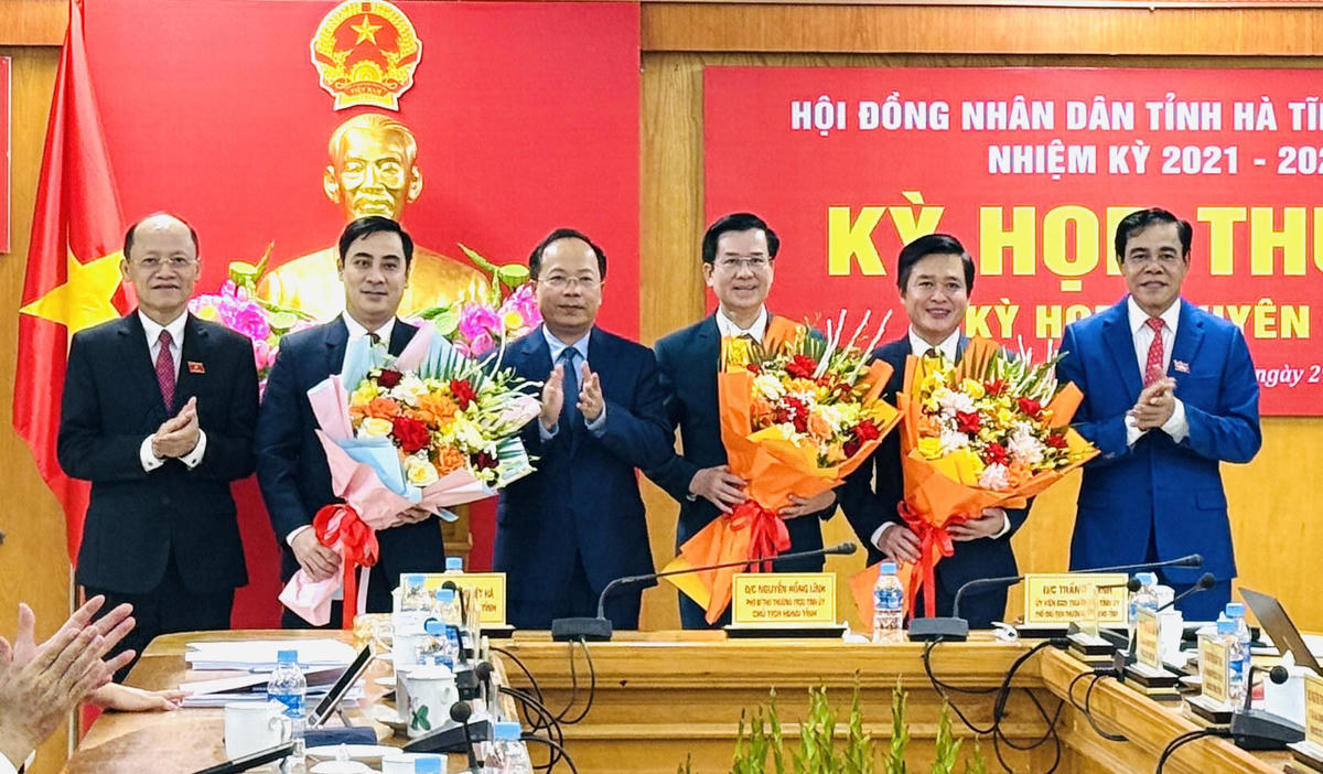 Lãnh đạo Tỉnh ủy Hà Tĩnh tặng hoa chúc mừng các Ủy viên UBND tỉnh. Ảnh: TU.&nbsp;