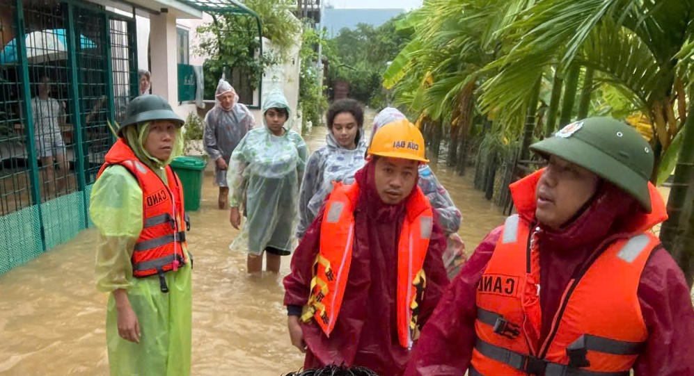 Lực lượng Công an phường Hội An Đông cứu du khách nước ngoài mặc kẹt nhà thuê ngập lụt. Ảnh: CV.