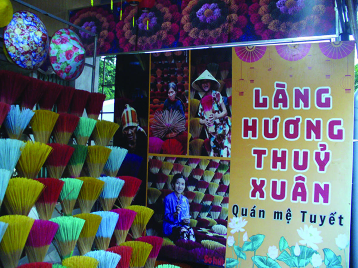 Gian hàng mộc mạc của mệ Tuyết.