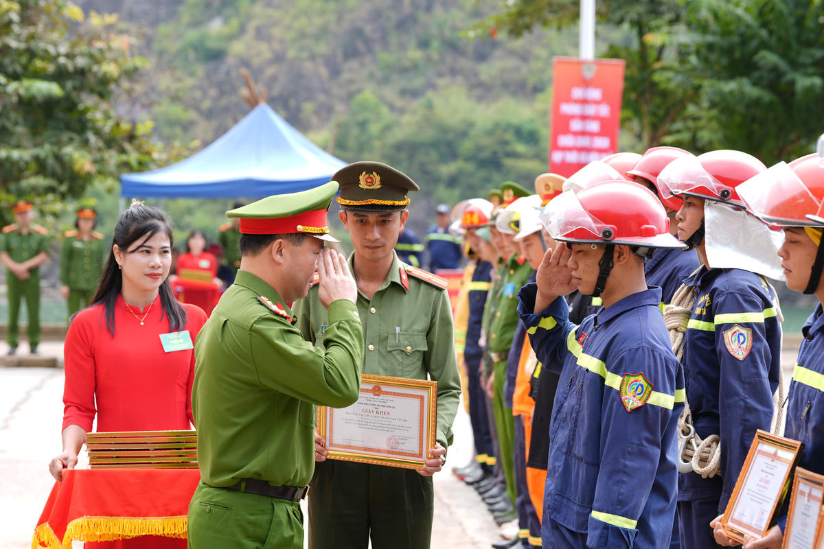 Đại tá Hoàng Vinh Hiển, Phó Giám đốc Công an tỉnh Sơn La trao giấy khen cho các tập thể, cá nhân. Ảnh:C.T.