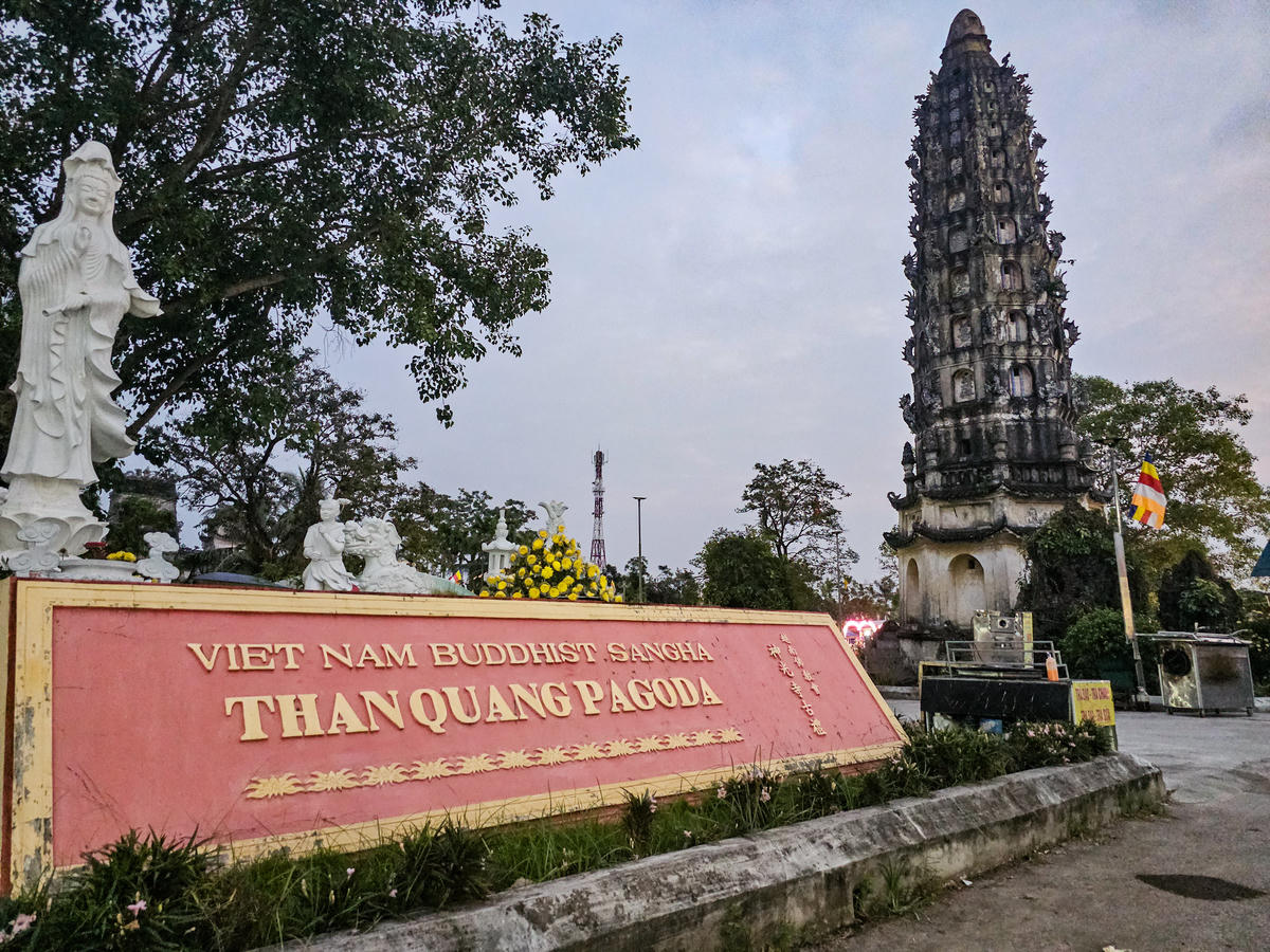 Trao đổi với PV Báo Đại đoàn kết, ông Nguyễn Quang Thạo - Bí thư Đảng ủy xã Cổ Lễ cho biết: Chùa Cổ Lễ được khởi lập từ thời nhà Lý, vào khoảng thế kỷ XII, dưới triều vua Lý Thần Tông. Đây là nơi gắn liền với tên tuổi của thiền sư Nguyễn Minh Không, người được nhân dân tôn kính là Đức Thánh Tổ, vị thiền sư có công lớn trong việc truyền bá Phật pháp và nghề đúc đồng ở nước ta. Ảnh: Đình Minh