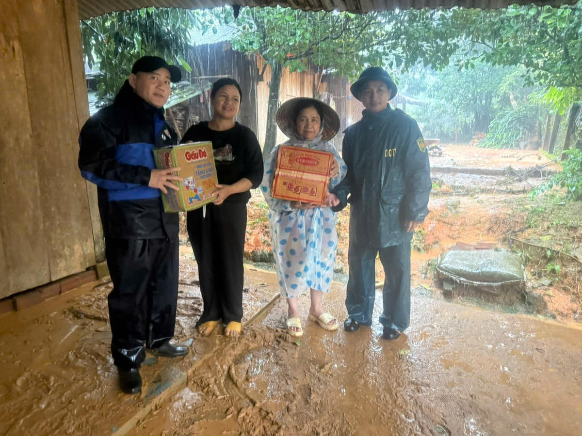 Lãnh đạo xã Trà Tân tặng quà cho bà con có nhà bị nước lũ cuốn trôi. Ảnh: CV.