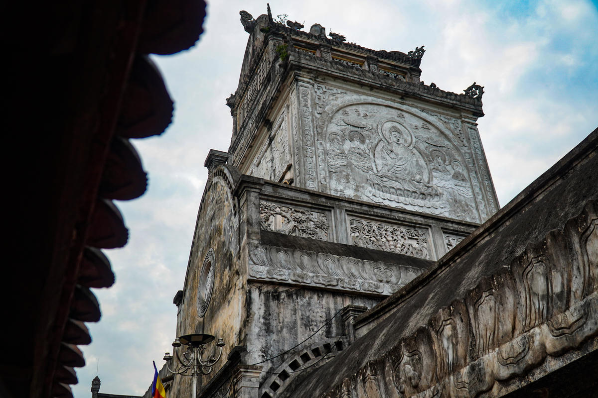 Chính điện có kết cấu mái vòm cao, tường gạch kiên cố, các cột trụ lớn, gợi dáng dấp của nhà thờ châu Âu nhưng vẫn đậm nét Phật giáo qua những họa tiết rồng, phượng, hoa sen, mái cong đầu đao. Ảnh: Đình Minh