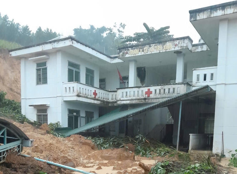 Trạm y tế xã Trà Xinh bị đất đá vùi lấp đường vào. Ảnh: CV.