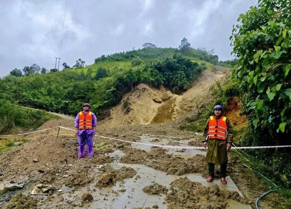 Nhiều tuyến đường phía Tây Quảng Ngãi bị sạt lở chia cắt. Ảnh: CV.