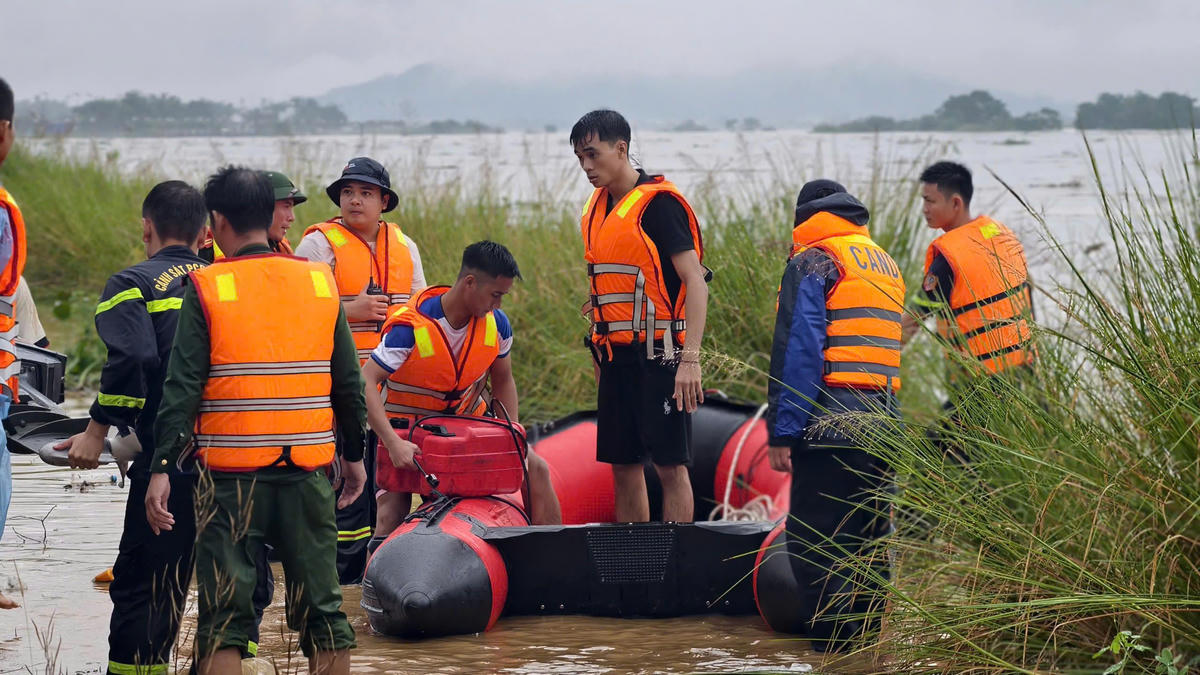 Lực lượng chức năng Quảng Ngãi sử dụng cano vượt lũ cứu người dân cô lập ở xã An Phú. Ảnh: CV.