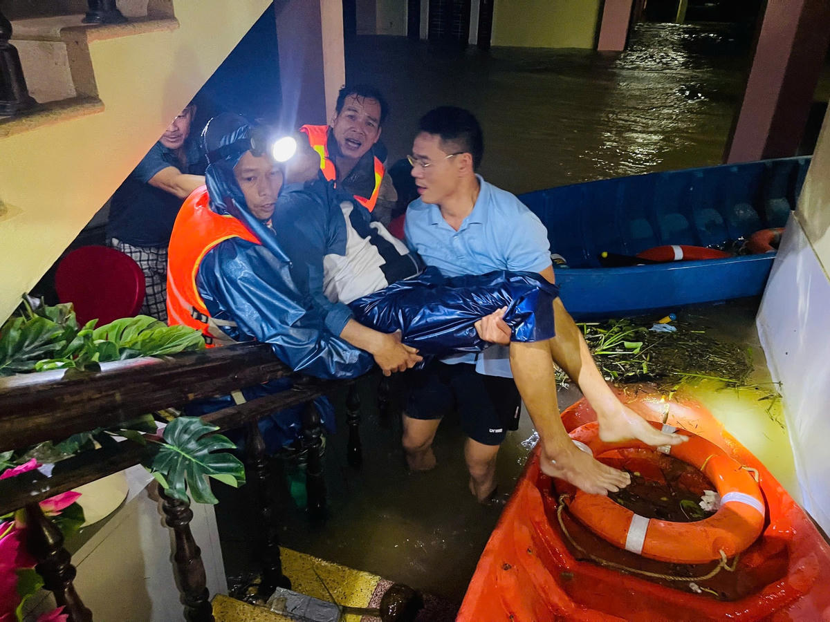 Lực lượng chức năng phường Hoá Châu cứu người bị nước lũ cuốn trôi. Ảnh: H.C.