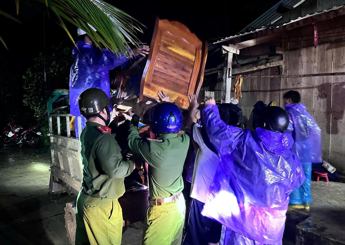 Lực lượng Công an Đà Nẵng sơ tán đồ đạc giúp cho người dân. Ảnh:&nbsp; CV.