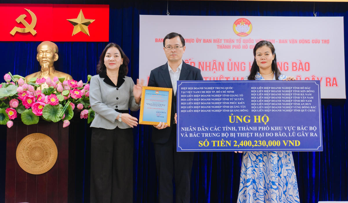 Hiệp hội doanh nghiệp Trung Quốc tại Việt Nam hỗ trợ đồng bào bị thiệt hại bởi bão, lũ số tiền hơn 2,4 tỉ đồng. Ảnh: H.Phúc.