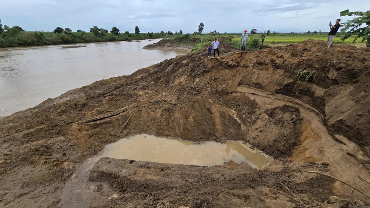 Hiện trường vụ khai thác gỗ trái phép tại bờ sông Ayun thuộc làng Kual. Ảnh: Đình Sang.