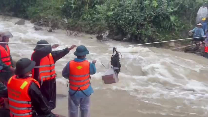 Lực lượng chức năng sử dụng dây để vận chuyển lương thực cho người dân. Ảnh: G.T.