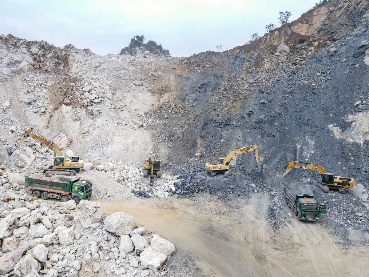 Khu vực mỏ ngoài phạm vi tài nguyên 2-333, tiếp tục được doanh nghiệp khai thác. Ảnh: Đình Minh