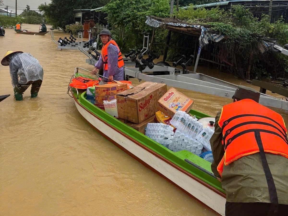 Đưa lương thực cứu trợ vào vùng ngập xã Duy Nghĩa. Ảnh: Thu Giang.