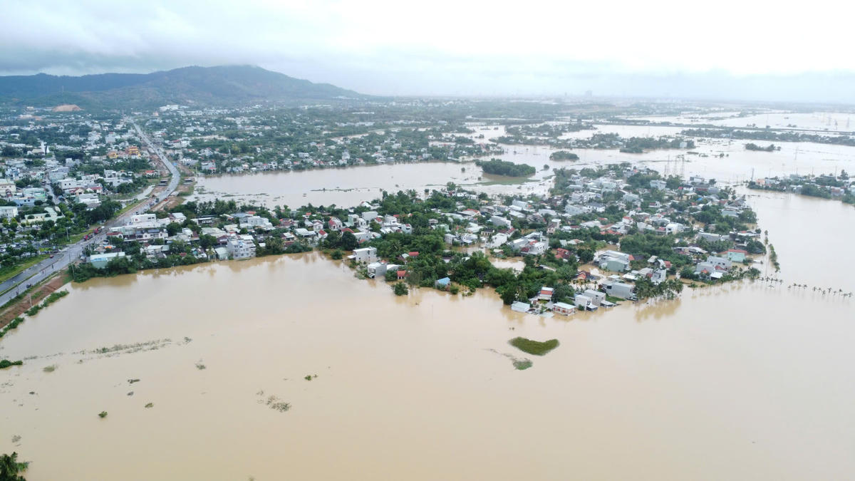 Nhiều khu vực TP Đà Nẵng ngập nước sâu. Ảnh: T. Thành.