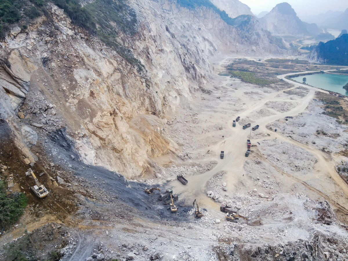 Sau nhiều đợt thanh tra, kiểm tra, cơ quan chức năng đã phát hiện các sai phạm trong khai thác đá của Công ty Vissai Ninh Bình. Ảnh: Đình Minh.