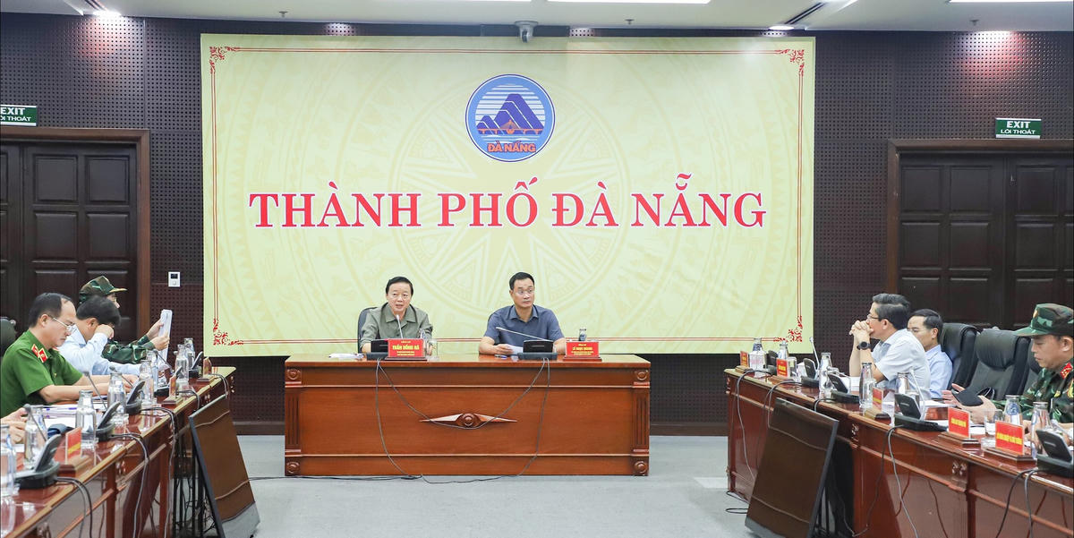 Phó Thủ tướng Chính phủ Trần Hồng Hà (bên trái) và Bí thư Thành ủy Lê Ngọc Quang đồng chủ trì cuộc họp. Ảnh: Nguyễn Tú.