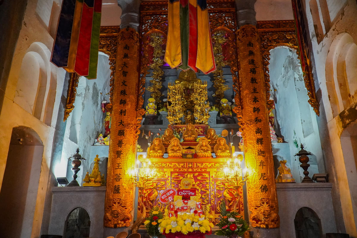 Tòa Chính cung bên trong ngôi chùa cao 29m, là nơi tôn thờ Phật và Đức Thánh Tổ Nguyễn Minh Không với mái vòm cao, gợi nhớ tới dáng dấp của một thánh đường Ki-tô giáo với lối kiến trúc Gothic. Ảnh: Đình Minh