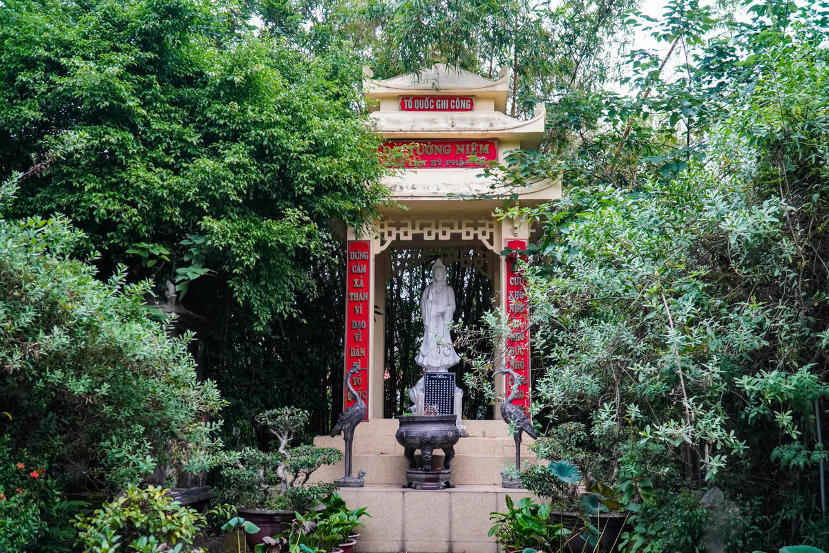 Ông Nguyễn Quang Thạo - Bí thư Đảng ủy xã Cổ Lễ cho biết: Ngoài giá trị văn hoá, kiến trúc độc đáo, chùa Cổ Lễ còn mang nhiều giá trị lịch sử. 'Ngày 27/2/1947, tại chùa Cổ Lễ, hòa thượng Thích Thế Long làm lễ phát nguyện cho 27 nhà sư cởi áo cà sa, khoác chiến bào ra trận, trở thành dấu mốc tự hào của Phật giáo Việt Nam. Sau đó, còn có thêm 8 nhà sư tiếp bước lên đường bảo vệ Tổ quốc', ông Thạo nói. Ảnh: Đình Minh