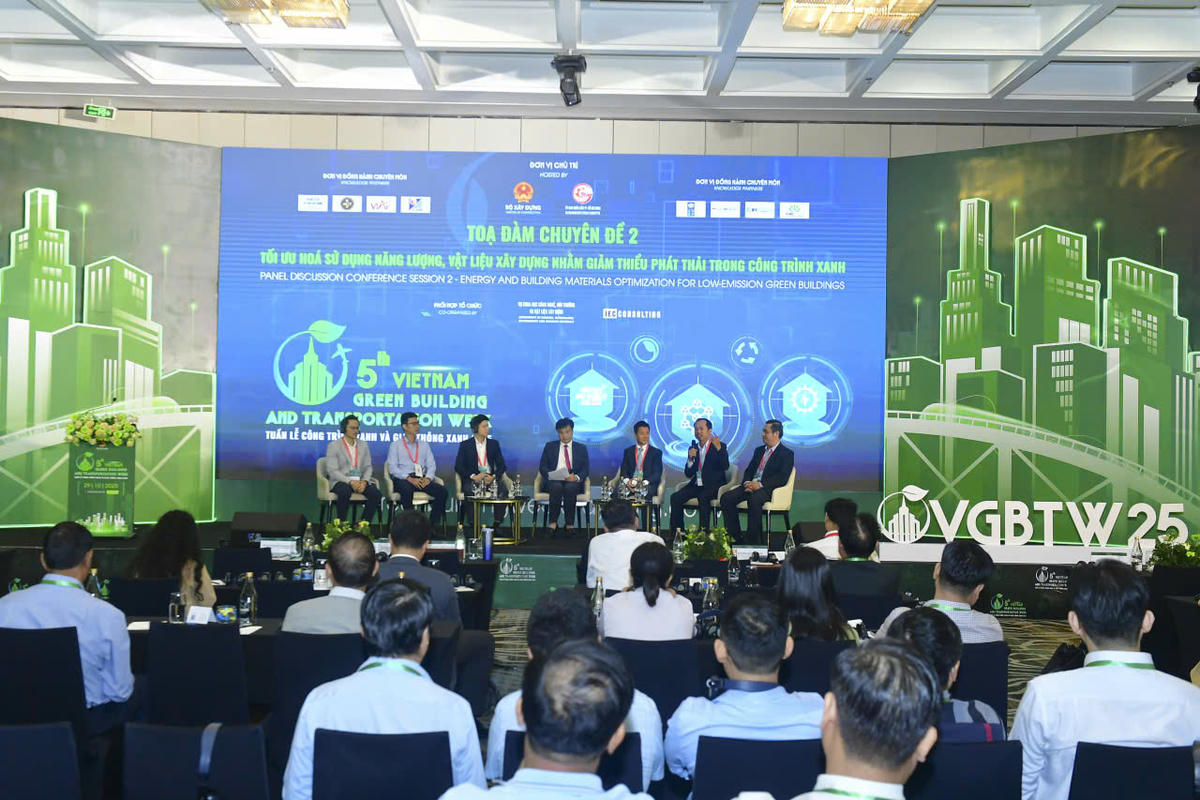 Các đại biểu tham gia toạ đàm về giao thông xanh. Ảnh: Đ.X.