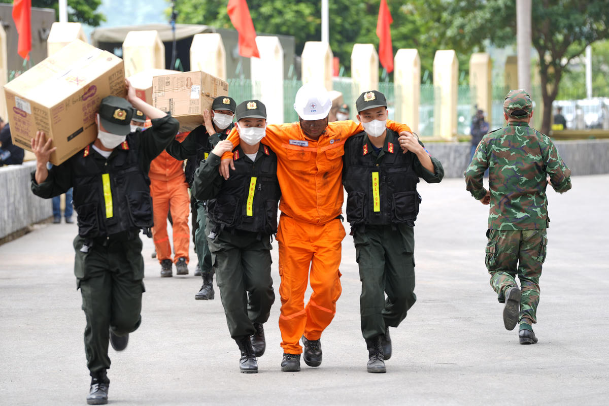 Tình huống lực lượng Công an tham gia cứu người mắc kẹt do cháy lớn. Ảnh: C.T.