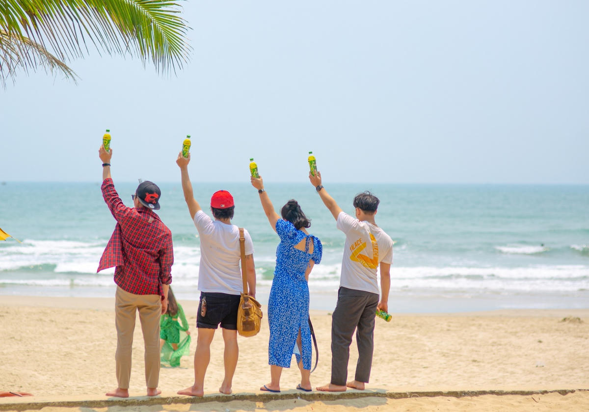 Biển xanh, cát trắng, nắng vàng và một chai Trà Xanh Không Độ giúp mọi căng thẳng tan biến, chỉ còn tiếng cười, gió biển và những khoảnh khắc tươi mát.
