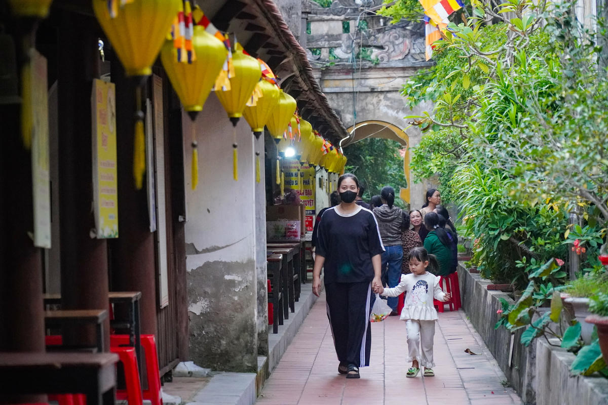 Không chỉ là công trình kiến trúc, chùa Cổ Lễ còn là trung tâm sinh hoạt văn hóa – tín ngưỡng quan trọng của vùng. Hằng năm, từ ngày 13 - 16/9 âm lịch, lễ hội chùa Cổ Lễ được tổ chức trọng thể để tưởng niệm ngày sinh Đức Thánh Tổ Nguyễn Minh Không. Ảnh: Đình Minh