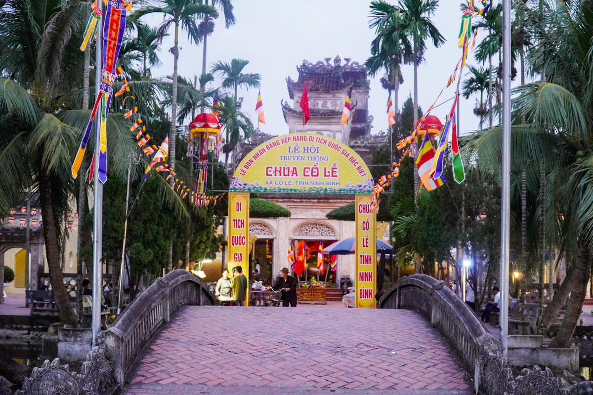 Ông Thạo cho biết, chùa có tổng diện tích hơn 36.000 m², được bao quanh bởi hồ nước, tạo nên cảnh quan hài hòa, thanh tịnh. Kiến trúc chùa Cổ Lễ mang phong cách đặc biệt, là sự giao hòa giữa kiến trúc Á Đông truyền thống và yếu tố phương Tây hiện đại. Ảnh: Đình Minh