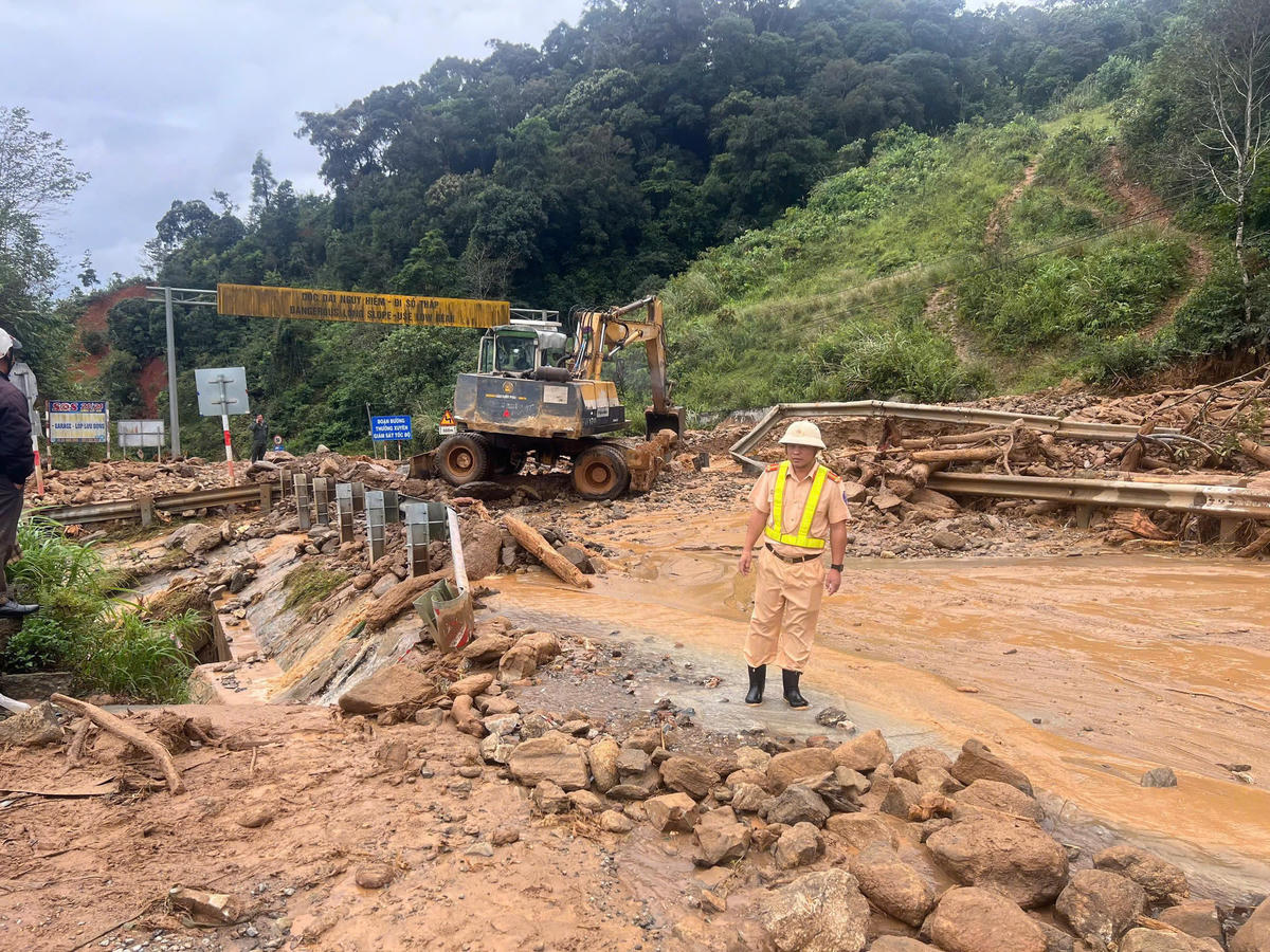 Lực lượng chức năng đang khắc phục tình trạng sạt lở tại Km1409+400, trên đèo Lò Xo. Ảnh: Công an cung cấp.