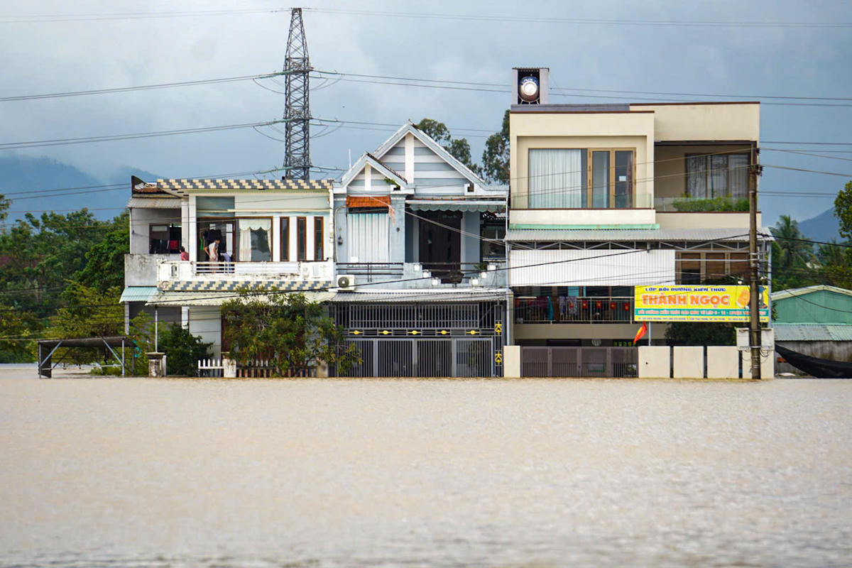 Một góc khu dân cư xã Đại Lộc ngập nước sâu. Ảnh: T.Thành.