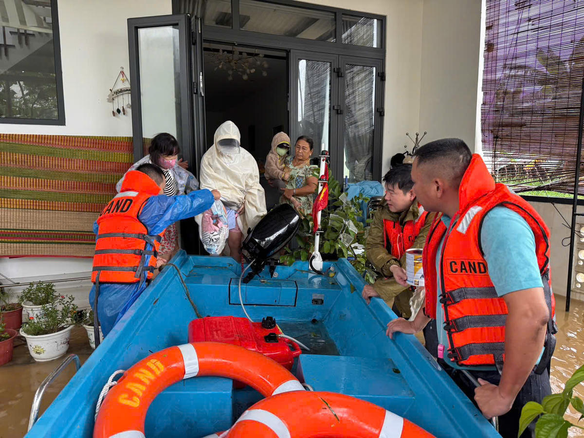 Lực lượng Công an phường Hội An Đông đưa sản phụ tới bệnh viện. Ảnh: CV.