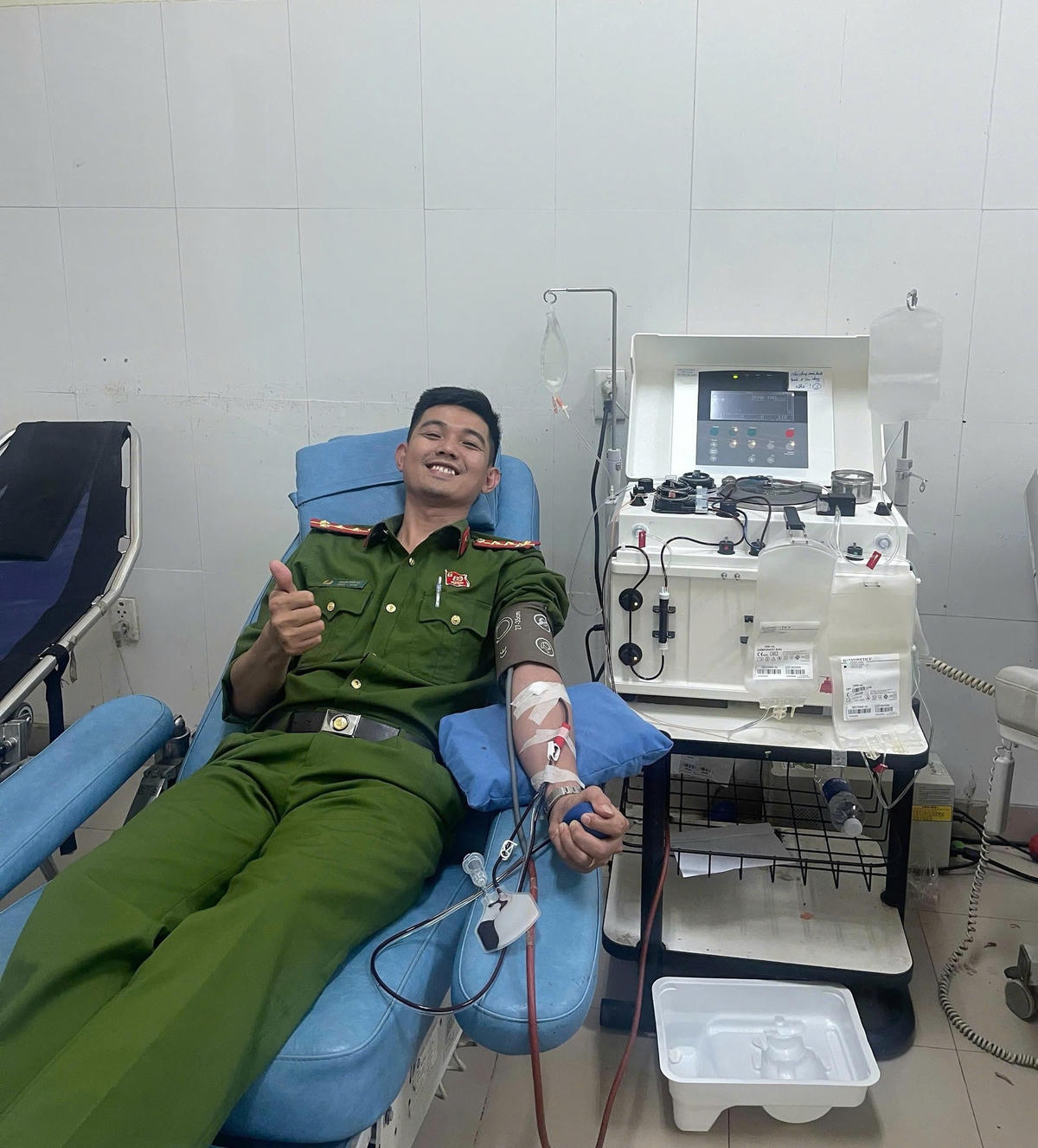 Đại úy Phạm Văn Hà hiến tiểu cầu tại Bệnh viện Phụ sản - Nhi Đà Nẵng. Ảnh: Nguyễn Tú.