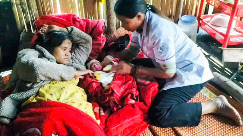 2 bác sĩ Trạm Y tế xã Trà Tập đỡ đẻ cho sản phụ. Ảnh: CV.