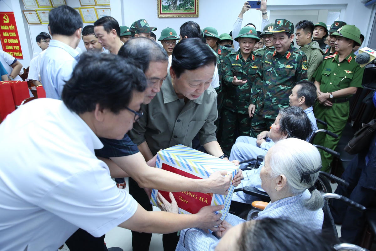 Phó Thủ tướng thăm, động viên các bệnh nhân đang điều trị tại Bệnh viện Phục hồi chức năng. Ảnh: N.M.