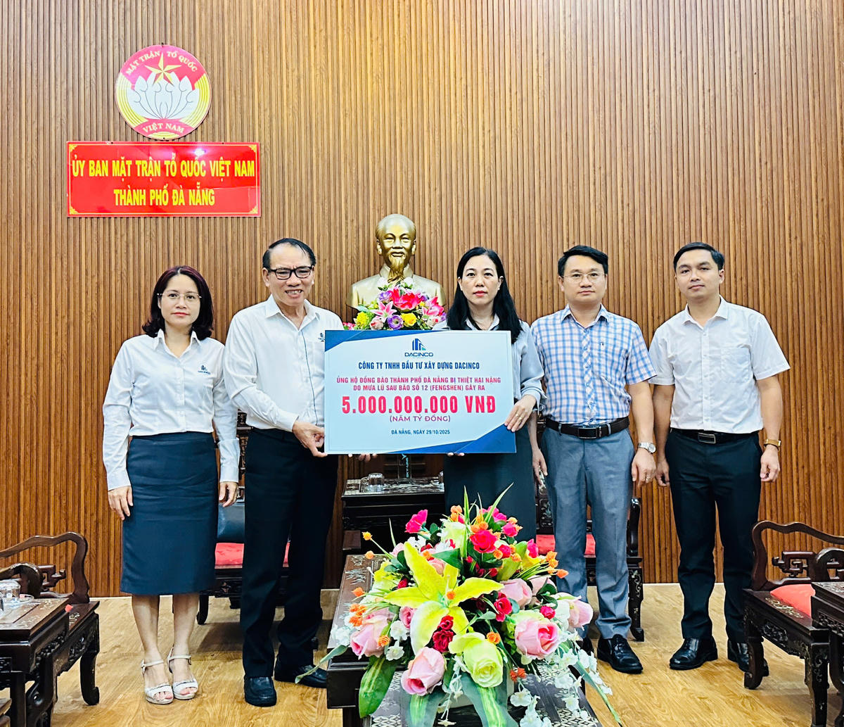 Công ty TNHH Đầu tư Xây dựng Dacinco đã trao số tiền 5 tỷ đồng hỗ trợ đồng bào bị thiệt hại do mưa, lũ gây ra trên địa bàn TP Đà Nẵng.&nbsp;Ảnh: CV.. 