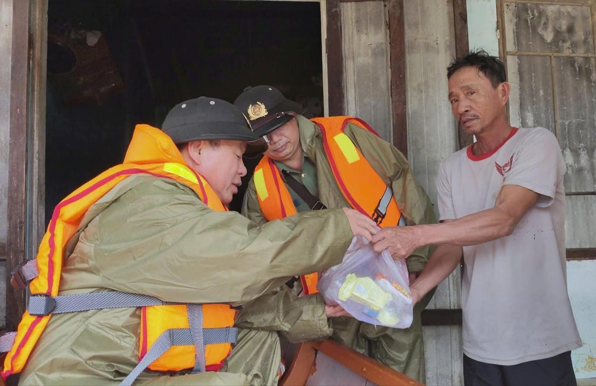 Thiếu tướng Nguyễn Hữu Hợp trao thực phẩm cho người dân xã Duy Xuyên. Ảnh: CV.