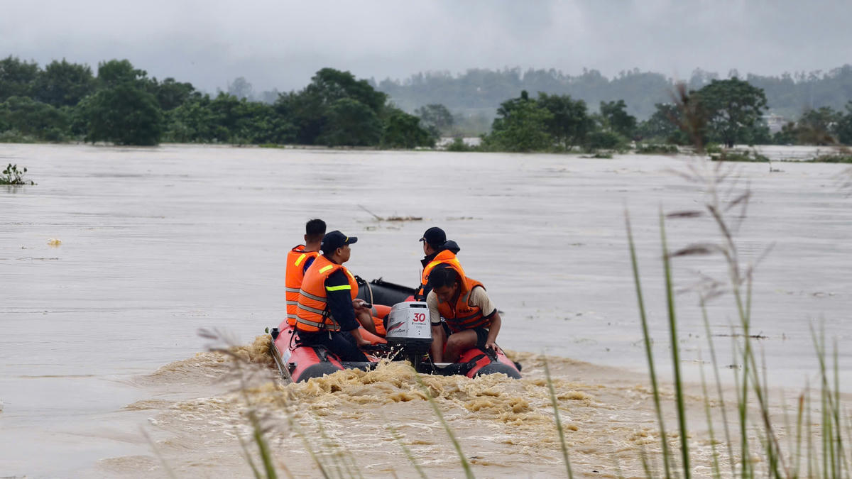 Lực lượng chức năng Quảng Ngãi tiếp ứng cứu ông H. Ảnh: CV.
