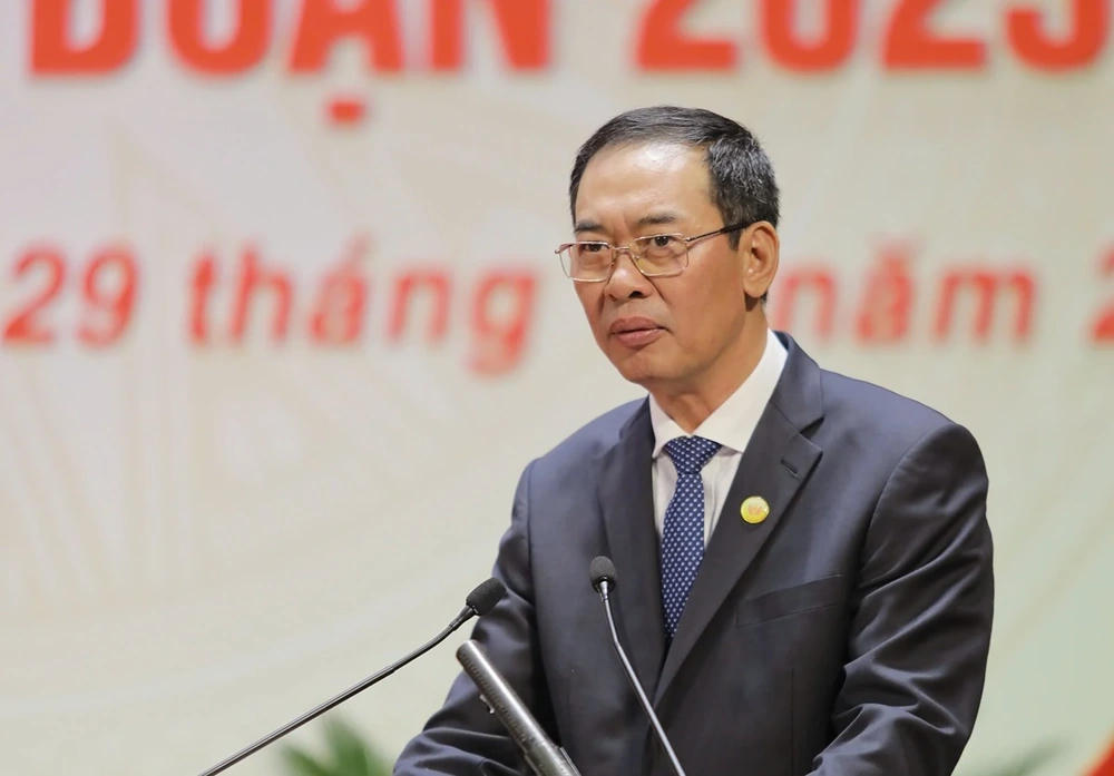 Phó Bí thư Tỉnh ủy, Chủ tịch Ủy ban MTTQ tỉnh Trịnh Tuấn Sinh phát biểu hưởng ứng phong trào thi đua. Ảnh: Minh Hiếu