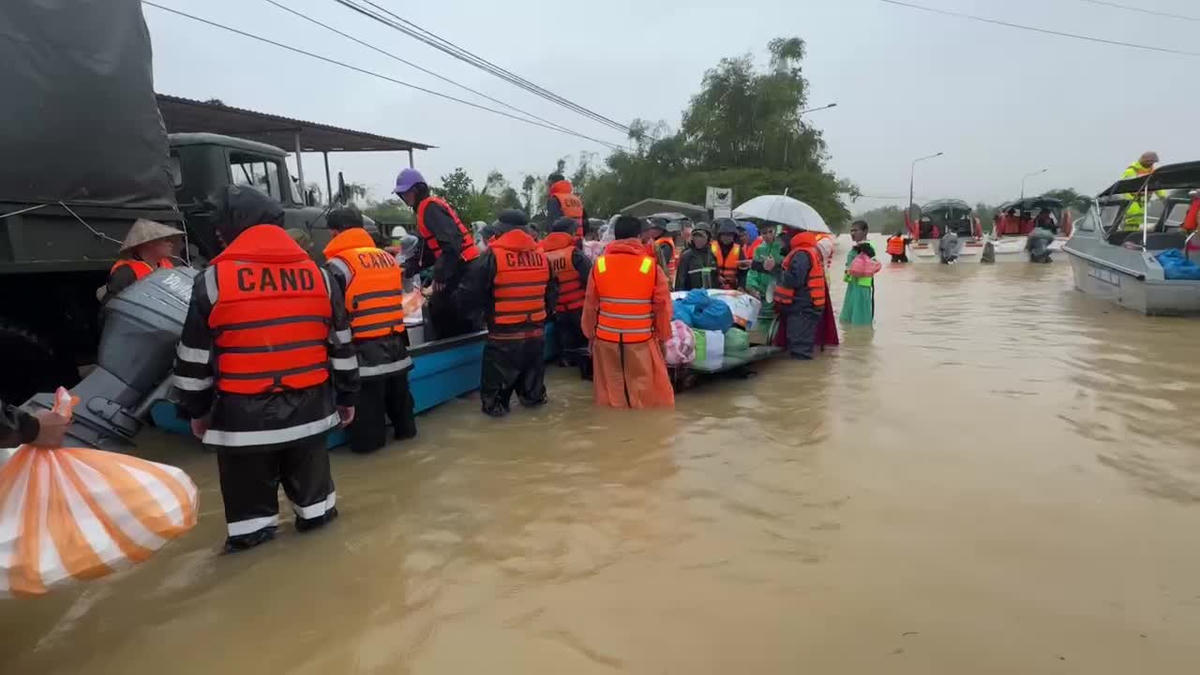Lực lượng Công an TP Đà Nẵng đang đưa thực phẩm cho bà con vùng ngập lũ ở khu vực Điện Bàn Đông. Ảnh: Tấn Thành.