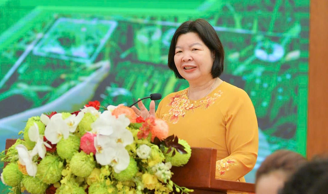 Bà Cao Xuân Thu Vân, Chủ tịch Liên minh HTX Việt Nam phát biểu tại Diễn đàn. Ảnh: T.L