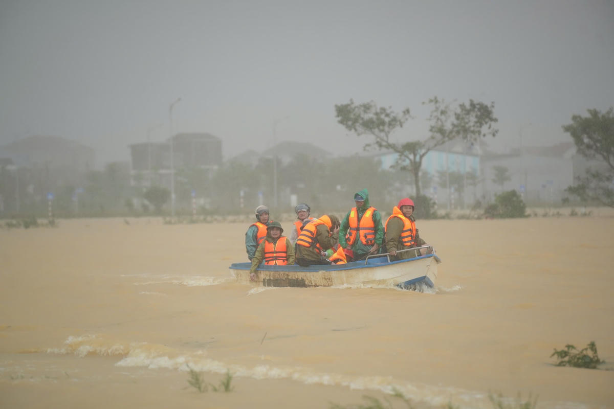 Lực lượng chức năng tìm kiếm người mất tích do mưa lũ. Ảnh: N.M.