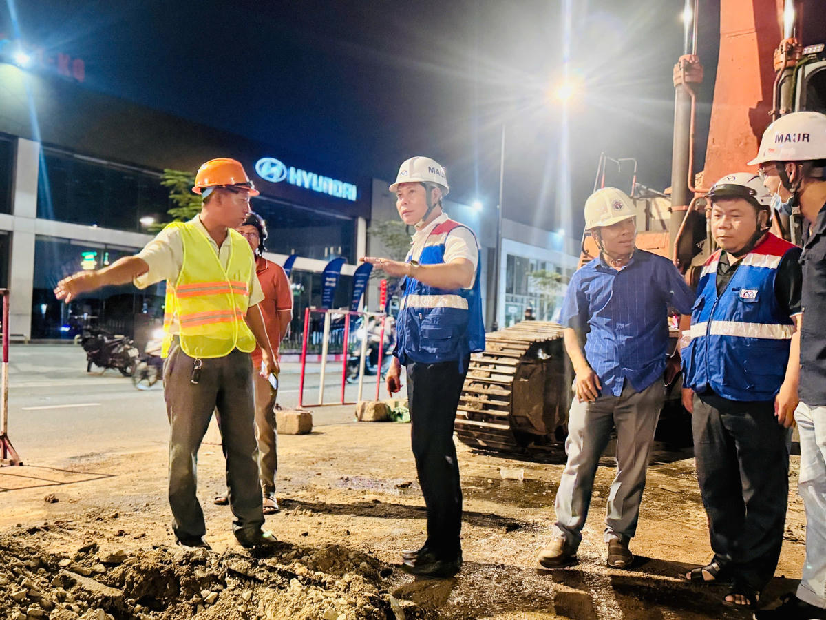 Đoàn kiểm tra tiến độ thi công tuyến Metro số 2 (lộ trình Bến Thành - Tham Lương). Ảnh: Hồng Phúc.