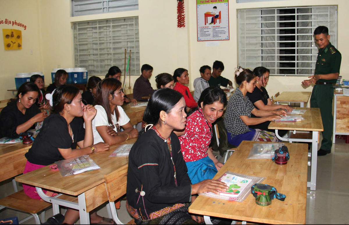 Lớp học xóa mù chữ sáng đèn vào buổi tối hàng tuần. Ảnh: NVCC