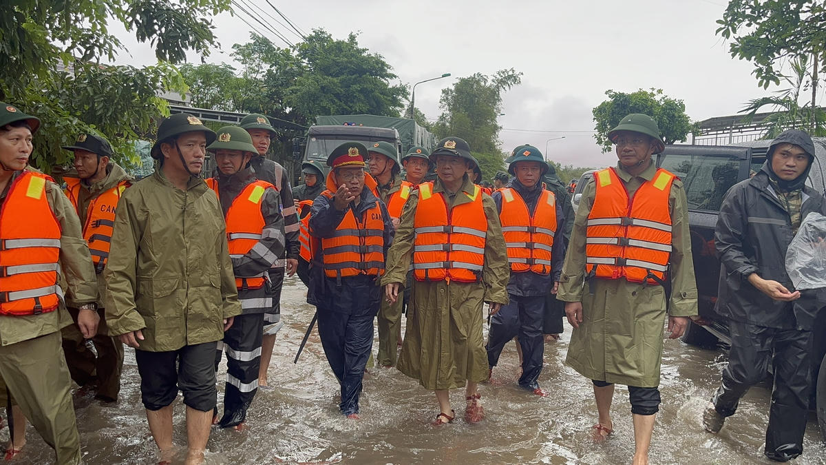 Phó Thủ tướng Trần Hồng Hà (ở giữa) kiểm tra khu vực ngập lụt ở phường Điện Bàn Đông. Ảnh: Nguyễn Tín.
