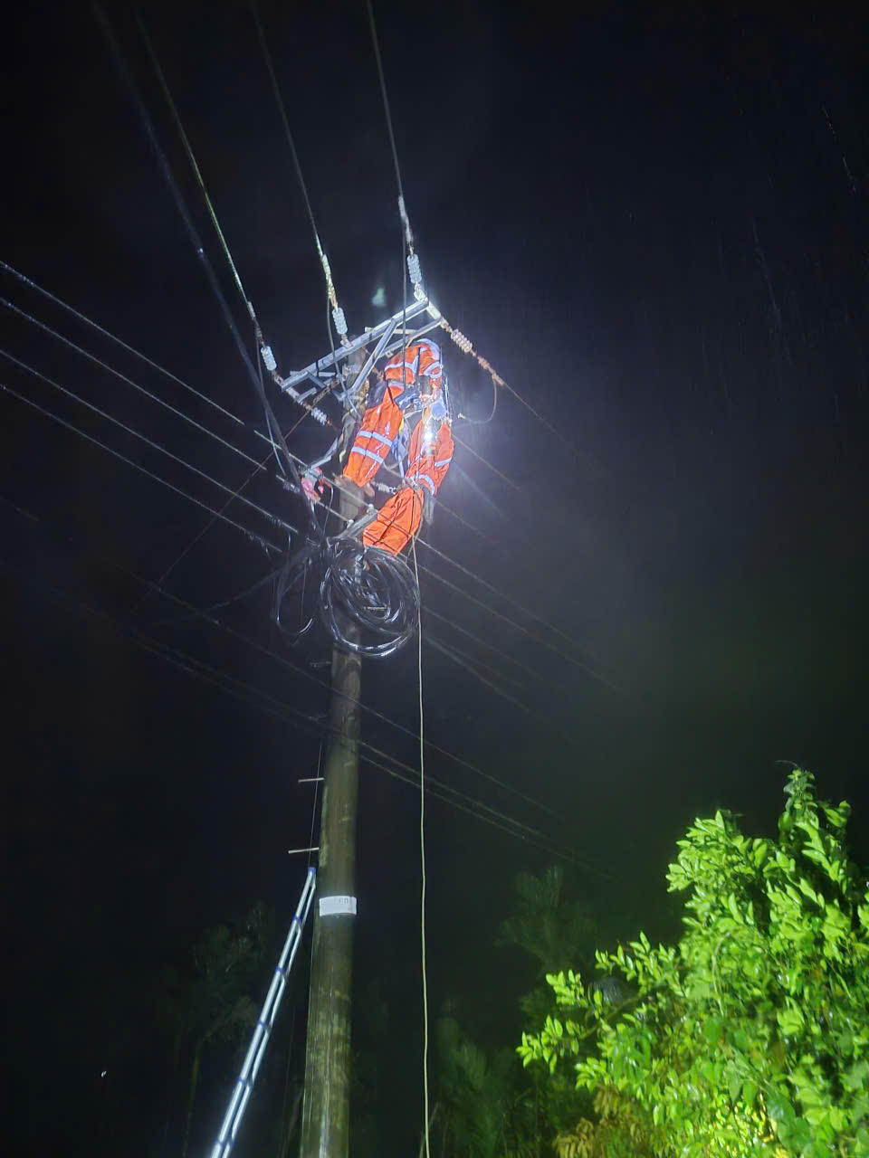 &nbsp;Đội Quản lý điện Tiên Phước khắc phục hệ thống điện trong đêm, tranh thủ lúc trời tạnh ráo. Ảnh: Ngọc Thạch.
