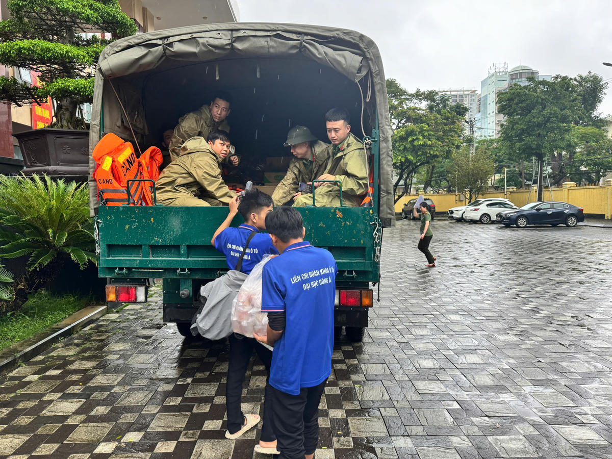 Các suất ăn được sinh viên Trường Đại học Đông Á gửi qua lực lượng chức năng mang đến các bệnh nhân tại Bệnh viện đa khoa khu vực Quảng Nam. Ảnh: Kim Chi.