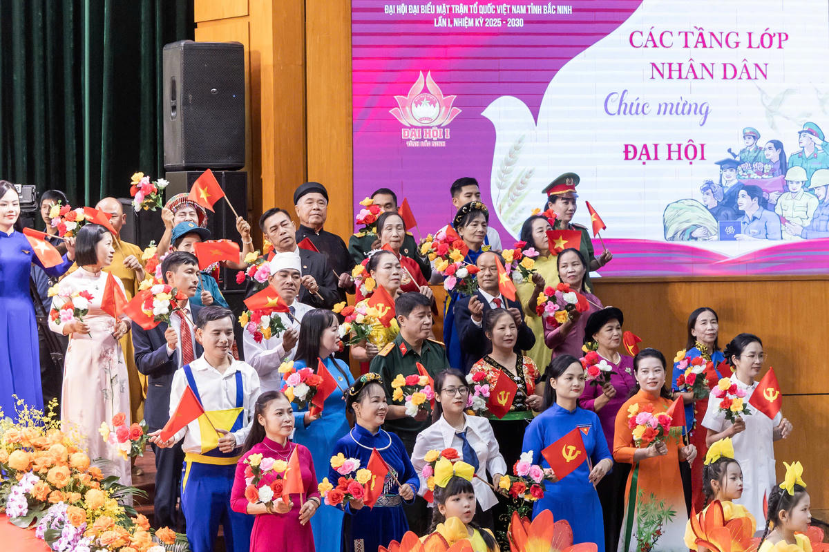 Đoàn đại biểu đại diện các tầng lớp Nhân dân chào mừng Đại hội. Ảnh: Quang Vinh.